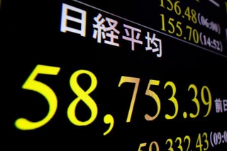 　日経平均株価の終値を示すモニター。前日比１７０円２７銭高の５万８７５３円３９銭で、最高値を連日で更新した＝２６日午後、東京・東新橋