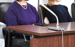 　美容医療で副作用が生じたとして提訴し、記者会見する原告女性＝２７日午後、東京・霞が関の司法記者クラブ