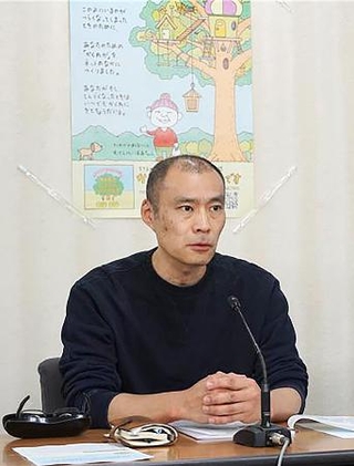 　「自殺対策支援センター　ライフリンク」の記者会見に臨む絵本作家のヨシタケシンスケさん＝２７日午後、東京都千代田区