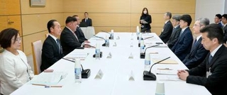 　米軍普天間飛行場代替施設の建設を巡り、対策を話し合う協議会に臨む沖縄県名護市の渡具知武豊市長（左から２人目）＝２７日午後、首相官邸