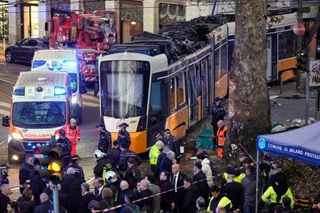　路面電車が脱線した現場での救助活動＝２７日、ミラノ（ＡＰ＝共同）