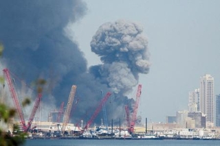 　バーレーンの首都マナマで立ち上る黒煙＝２８日（ロイター＝共同）