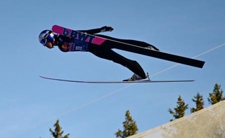 　Ｗ杯ジャンプ男子第２１戦、小林陵侑の飛躍＝バートミッテルンドルフ（ロイター＝共同）