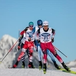 　Ｗ杯複合男子個人第１３戦の後半距離で力走する渡部暁斗（手前）。２２位となった＝ゼーフェルト（共同）