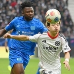 　レーバークーゼン戦で競り合うＥフランクフルトの堂安（右）＝フランクフルト（共同）