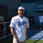 　ドジャースタジアムで報道陣と会話を交わすデーブ・ロバーツ監督＝１月３１日、ロサンゼルス（ＡＰ＝共同）
