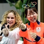 　イタリア・ミラノのマルペンサ空港に到着し、笑顔で取材に応じるスピードスケートの吉田雪乃（右）＝１月３１日（共同）