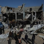 　イスラエル軍の攻撃で損壊した警察署を捜索する人たち＝１月３１日、ガザ北部ガザ市（ＡＰ＝共同）