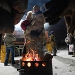 　停電の中、暖を取る市民＝１月３１日、ウクライナ・キーウ（ＡＰ＝共同）