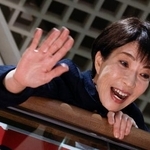 　１月３１日、川崎市で集まった聴衆に手を振る自民党総裁の高市首相