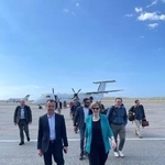 　１月３１日、ベネズエラ・カラカスに到着した米国のドグ代理大使（手前右）（＠ｕｓｅｍｂａｓｓｙｖｅのＸから、ロイター＝共同）