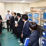 　佐賀県警科捜研を視察する県議ら＝２０２５年９月、佐賀県警本部