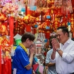 　タイ・バンコクの中華街で選挙活動をするアヌティン首相＝１月２０日（ロイター＝共同）