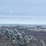 　「流氷接岸初日」を迎えた北海道網走市＝１日午後（オホーツク流氷館提供）