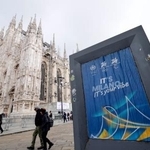 　イタリア・ミラノ中心部に掲示されたミラノ・コルティナ冬季五輪のポスター＝１月（共同）