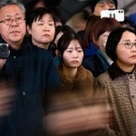 　日本保守党の街頭演説を聴く被爆４世の宮崎優花さん（中央）＝１月３１日、東京・新宿