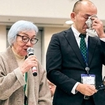 　２０２５年１２月、国会内で開かれた集会に参加したこうぞうさん（右）と母（提供写真）