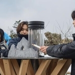 　石川県輪島市に設置された「希望の灯り」に火をともす学生ボランティア＝１日午後