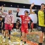 　バレーボールＳＶリーグ男子のオールスター戦で、ファンにあいさつする高橋藍（右から２人目）ら＝ジーライオンアリーナ神戸