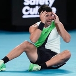 　男子シングルス決勝で優勝し、喜ぶカルロス・アルカラス。四大大会全制覇を達成した＝メルボルン（ＡＰ＝共同）