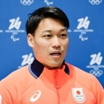 　イタリア・ミラノのマルペンサ空港に到着し、取材に応じる須貝龍＝１日（共同）