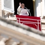 　バチカンのサンピエトロ広場での集会で話すローマ教皇レオ１４世＝１日（ＡＰ＝共同）