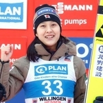 　ノルディックスキーＷ杯ジャンプの女子個人第２４戦で、２位となりガッツポーズする丸山希＝ビリンゲン（共同）