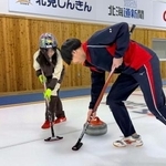 　授業で小学生（左）にカーリングを教える常呂高の生徒＝１月、北海道北見市のアドヴィックス常呂カーリングホール（常呂高提供）