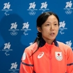 　イタリア・ミラノのマルペンサ空港に到着し取材に応じる高木美帆＝１日（共同）