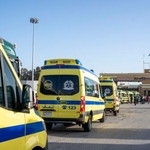 　ラファ検問所のエジプト側の入り口に並ぶ救急車＝１日（ＡＰ＝共同）