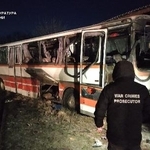 　ロシア軍の無人機攻撃を受けた炭鉱のバスを調べる当局者＝１日、ウクライナ・ドニプロペトロウスク州（ウクライナ検察当局提供、ＡＰ＝共同）