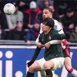 　ＰＳＶアイントホーフェン戦でプレーするフェイエノールトの上田（手前）＝アイントホーフェン（共同）