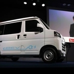 　発表会で披露されたダイハツの「ｅ-ハイゼット　カーゴ」。スクリーンは井上雅宏社長＝２日午前、東京都文京区