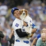 　ドジャースの大谷翔平と愛犬デコピン＝２０２４年８月、ロサンゼルス（共同）