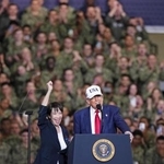 　米海軍横須賀基地を訪問し、原子力空母ジョージ・ワシントン艦内で演説するトランプ米大統領（右）と高市首相＝２０２５年１０月、神奈川県横須賀市