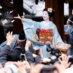 　八坂神社の節分祭で、１年の健康や幸福を願って豆をまく舞妓ら＝２日午後、京都市東山区