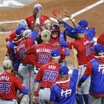 　２０２３年のＷＢＣで、本塁打を放った選手を迎え大喜びするプエルトリコの選手ら＝マイアミ（共同）