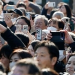 　街頭演説会場でスマートフォンを向ける人たち＝２日午前、岡山県内