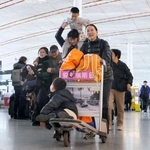 　春節の帰省や旅行に伴う特別輸送態勢「春運」が始まり、北京首都国際空港を行き交う人たち。日中関係の悪化を受け、人気旅行先だった日本は大手旅行会社の集計でランキング上位１０位から外れ、訪日客は大幅に減少する見込みだ＝２日（共同）