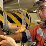 　船上に引き揚げられ、ボトルにつめられたレアアース泥＝１日、東京・南鳥島沖（ＳＩＰ／海洋研究開発機構提供）