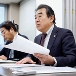 　福岡高裁に即時抗告し、記者会見する菊池事件弁護団の馬場啓事務局長（右）ら＝２日午後、熊本市