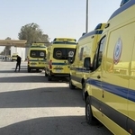 　ラファ検問所のエジプト側で、待機する救急車＝２日（ゲッティ＝共同）