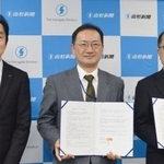 　生成ＡＩ開発で協定を結んだ山形新聞社の佐藤秀之社長（右）、新潟日報生成ＡＩ研究所の鶴間尚社長（中央）、新潟日報社の馬場幸夫常務＝２日午後、山形市