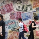 　香港市内の両替所の外壁＝２０１９年８月（共同）