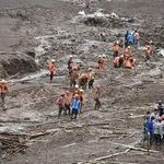 　インドネシア西ジャワ州バンドン郊外の土砂崩れ現場で行方不明者を捜索する人たち＝１月２６日（ロイター＝共同）