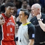 　２０２４年、バスケットボール男子強化試合のドイツ戦でホーバス監督（右）と話す八村＝ベルリン