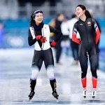 　試合会場で調整中、中国の韓梅（右）と談笑する高木美帆＝ミラノ（共同）