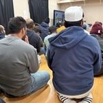 　神奈川県藤沢市の施設で礼拝する人たち＝１月１６日