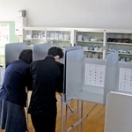 　山口県知事選の期日前投票をする県立特別支援学校の生徒ら＝１月３０日、下関市