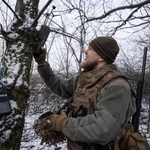 　ウクライナ東部ドネツク州で、ドローンを使って上空を監視するウクライナ軍の兵士＝２０２５年１２月（ウクライナ軍提供・ロイター＝共同）